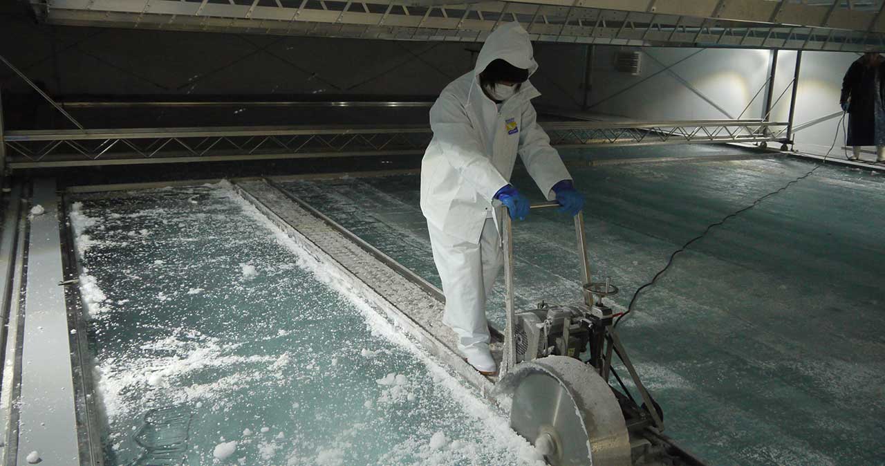 富士山天然氷 不二『極』の切り出し